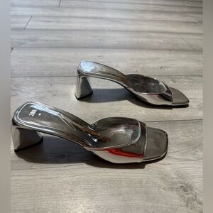 ZARA Leather Metallic Silver  Mule Heels  𝐒𝐢𝐳𝐞 𝐄𝐔 𝟒𝟏